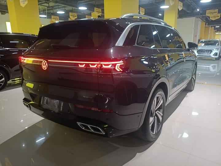2023 380TSI AWD R-Line photo 4