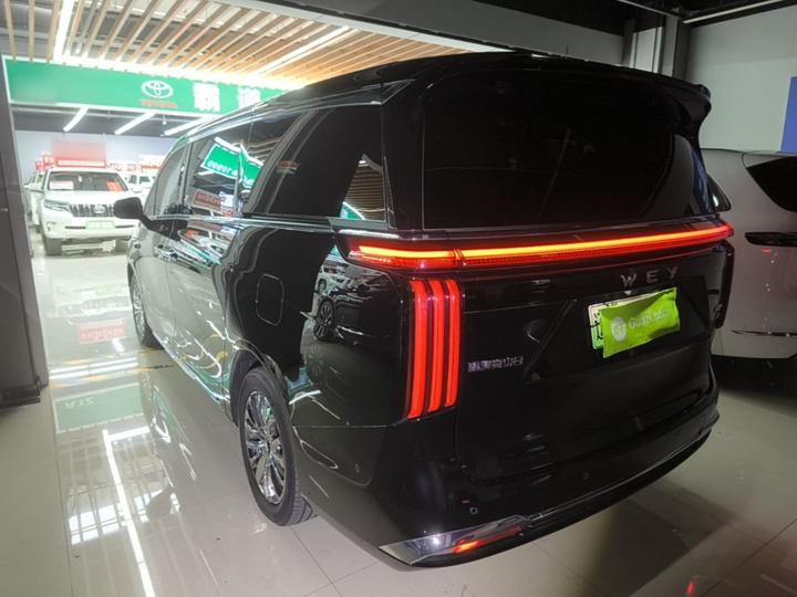 2025 AWD 8 photo 4