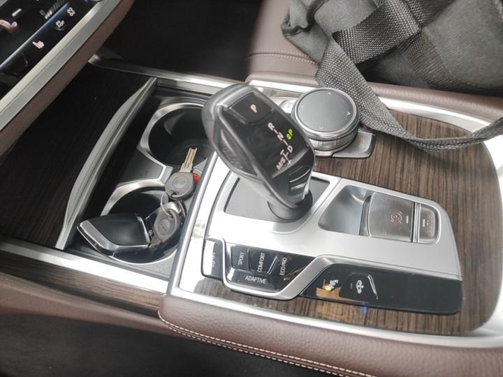 7 Series 2016 730Li Leading photo 5