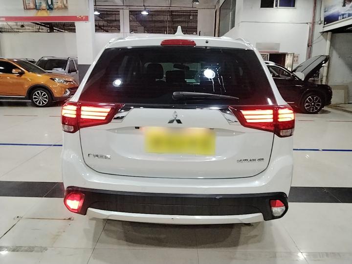 Outlander 2018 2.0L RWD Honor 5-Seater photo 3