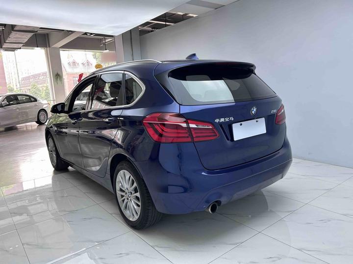 2 Series Wagon 2018 218i Leading photo 2