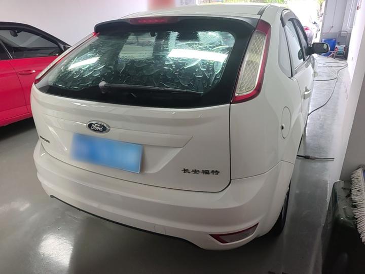Focus 2013 Hatchback Classic 1.8L MT photo 4