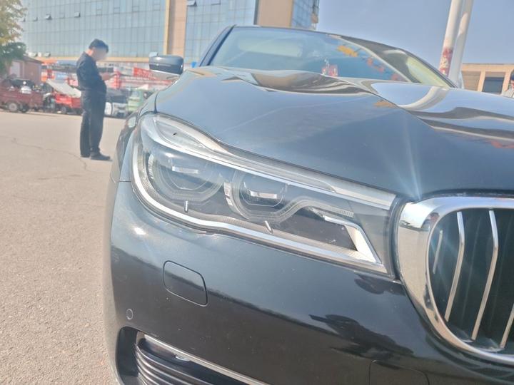 7 Series 2016 740Li Leading photo 7