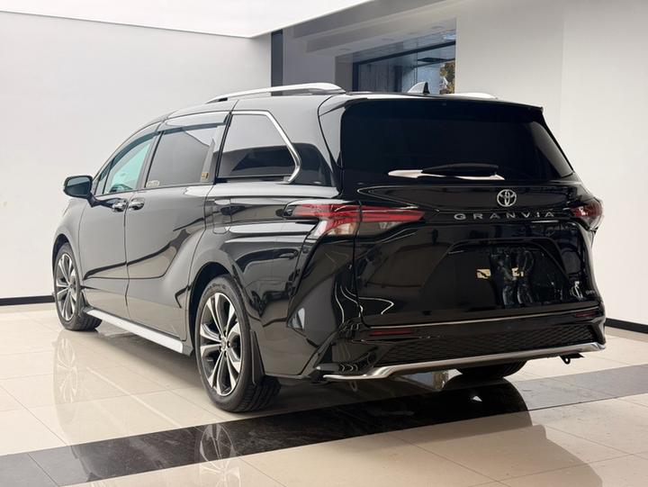 Granvia 2024 2.5L Hybrid Flagship ULTRA photo 3