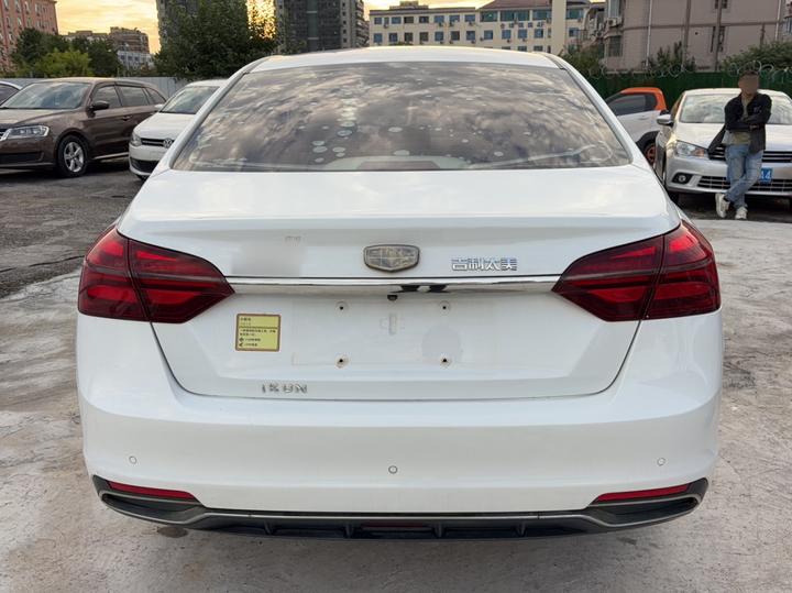 Emgrand 2018 1.5L MT Luxury photo 3