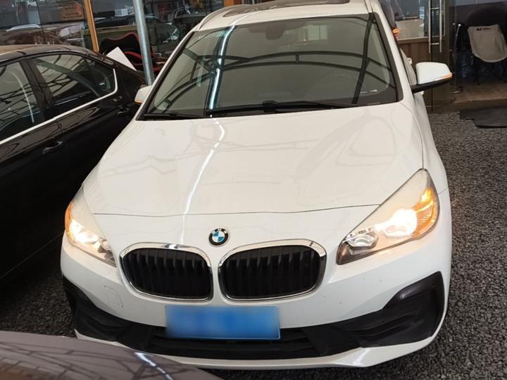 2 Series Wagon 2019 220i Leading photo 2