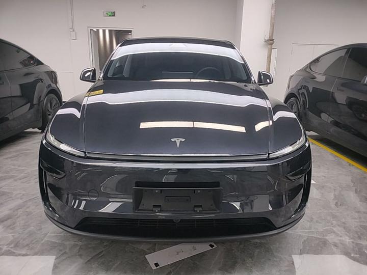 Model Y 2025 Long Range AWD Launch Edition photo 2