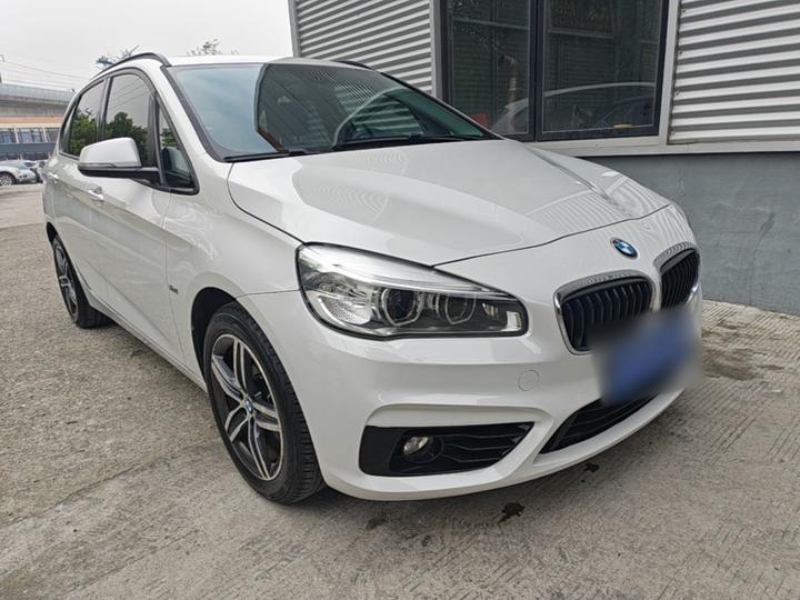 2 Series Wagon 2016 218i Sport Design Package photo 3