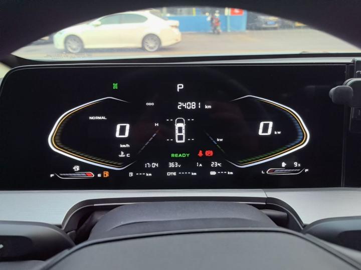 2024 Luxury AWD photo 7