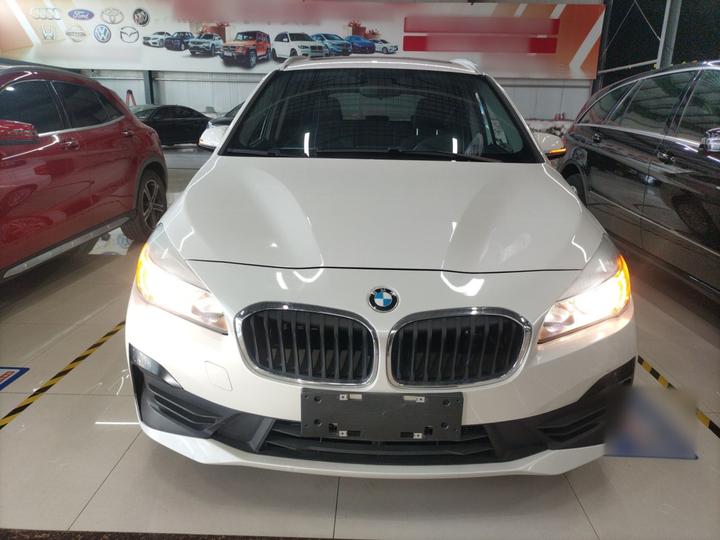 2 Series Wagon 2019 220i Leading photo 2