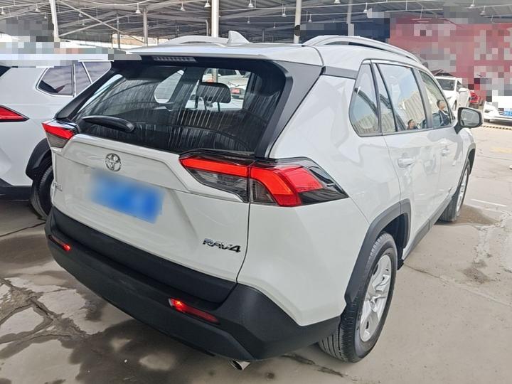 RAV4 2022 2.0L CVT RWD photo 6