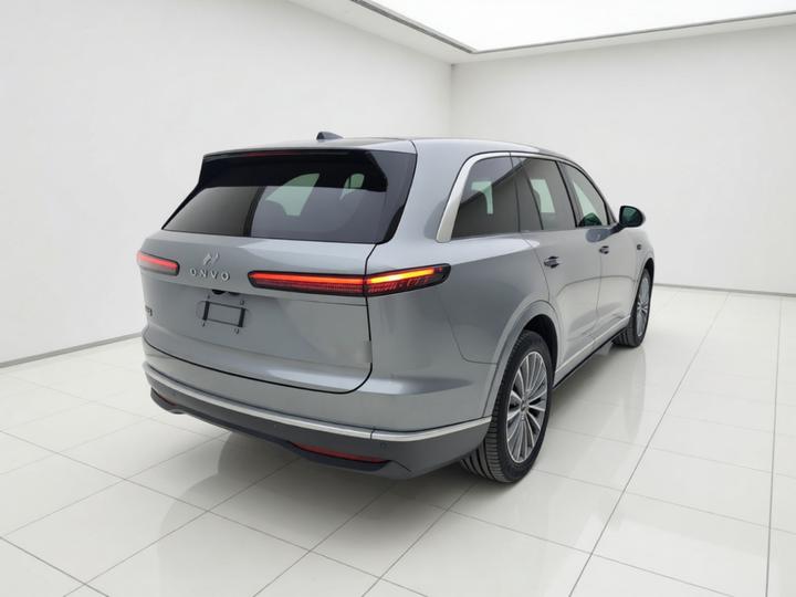 L90 2025 Ultra 6-Seater 60 photo 4