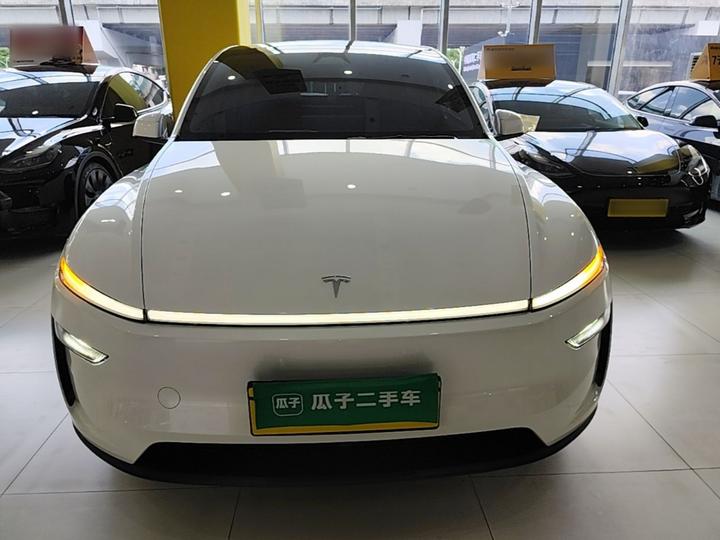 Model Y 2025 RWD photo 2