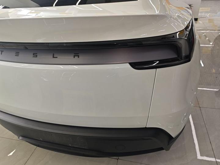 Model Y 2025 RWD photo 7
