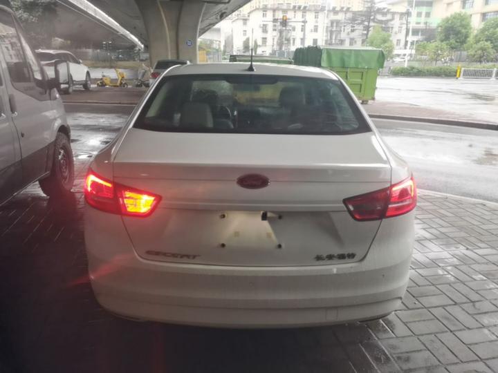 Escort 2015 1.5L AT Comfort photo 5