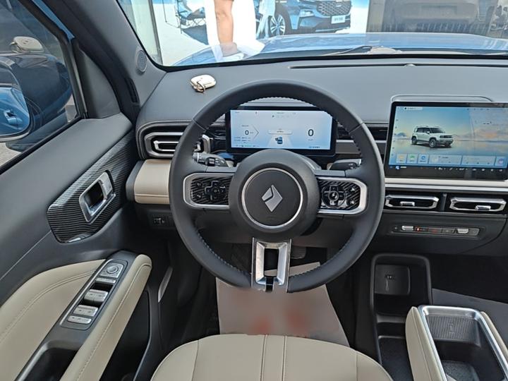 Plus 2024 Smart Premium 4-Seater photo 2