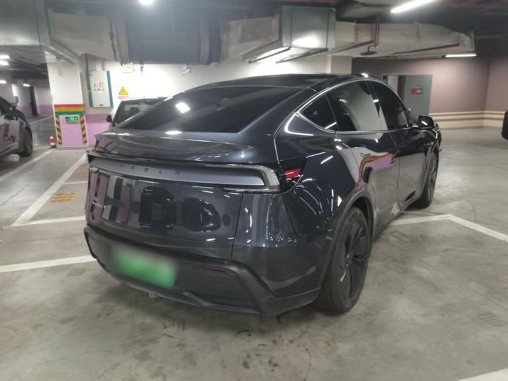 Model Y 2025 RWD photo 4