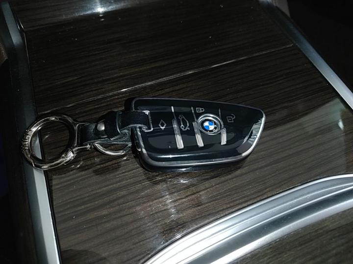 7 Series 2017 730Li Leading photo 8