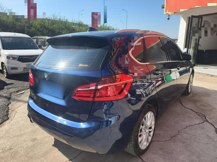 2 Series Wagon 2018 218i Leading photo 6