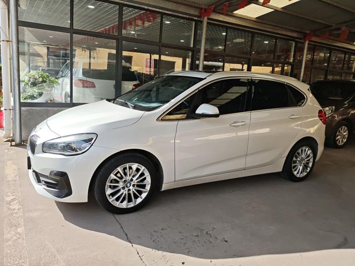 2 Series Wagon 2018 218i Leading photo 3