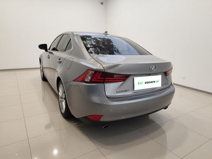 IS 2015 200t F SPORT photo 4