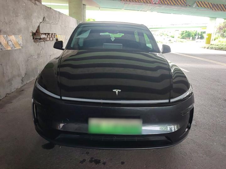 Model Y 2025 RWD photo 2