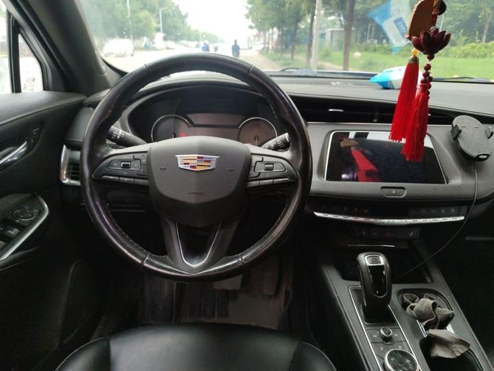 XT4 2018 28T RWD Leading photo 3