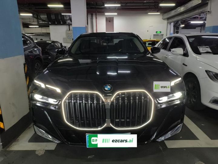 7 Series 2023 735Li M Sport Package photo 2