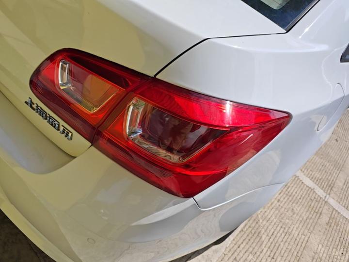 2015 1.5L Classic SE AT photo 7