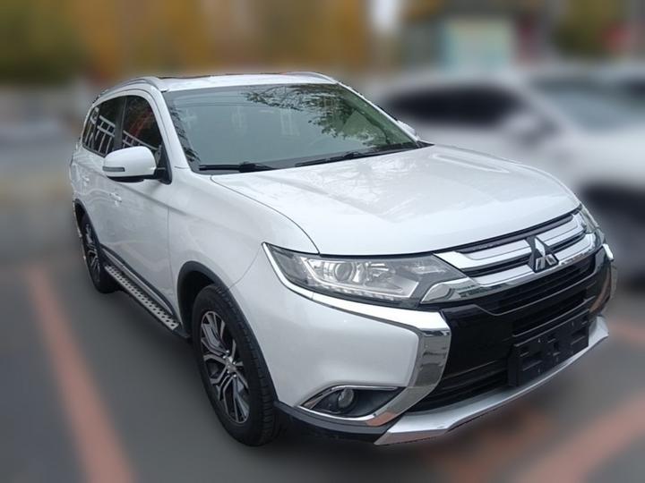 Outlander 2018 2.0L RWD 7-Seater photo 3
