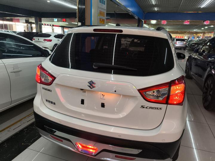 2014 1.6L CVT RWD Progressive photo 3