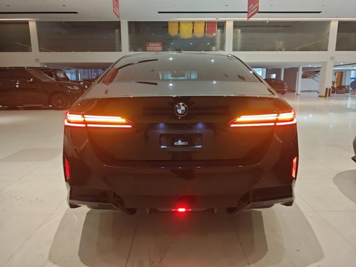 5 Series 2026 525Li M Sport Package photo 3