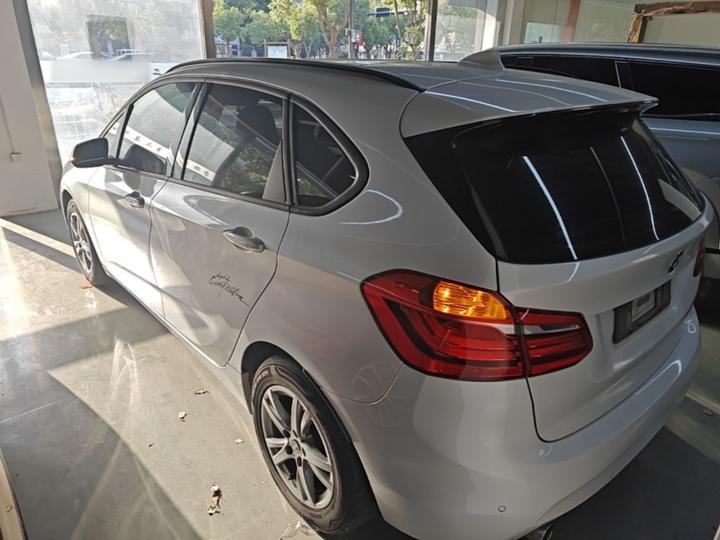 2 Series Wagon 2016 218i Leading photo 4