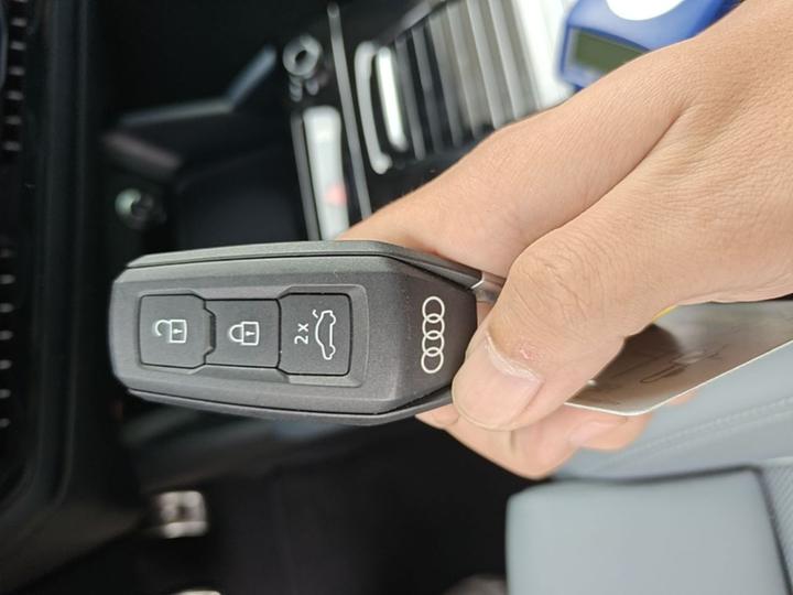 Q6L e-tron 2026 Pilot photo 8