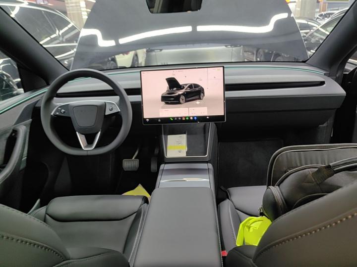 Model Y L 2025 Long Range AWD photo 5