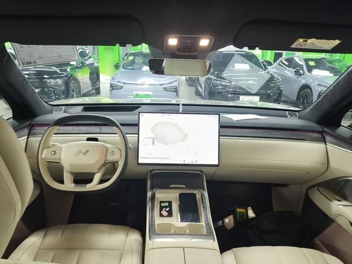 L90 2025 Ultra 6-Seater 85 photo 5