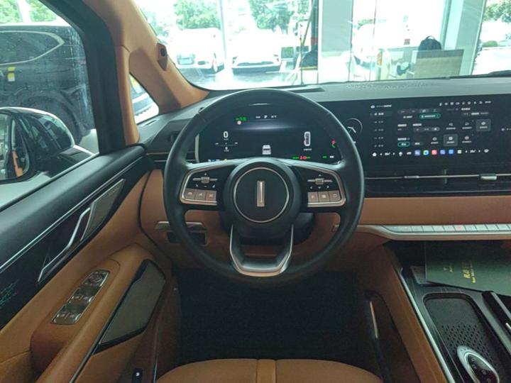 2023 AWD Executive Extended photo 6
