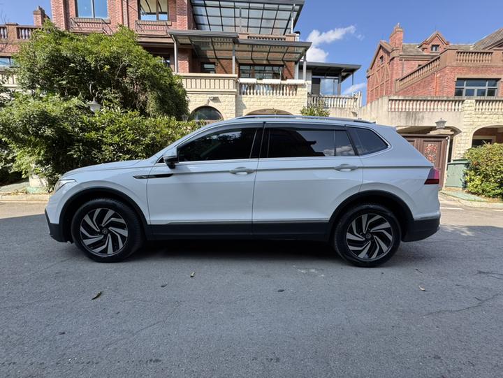 Tiguan L 2021 330TSI AT RWD Smart photo 4