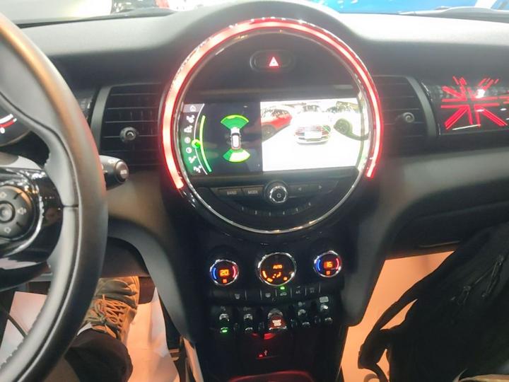 2021 1.5T COOPER 5-Door photo 8