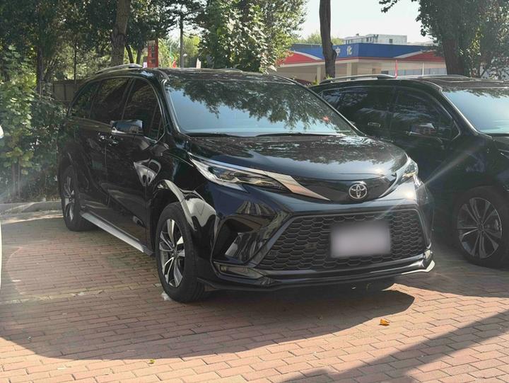 Granvia 2024 2.5L Hybrid Premium PLUS AWD photo 3