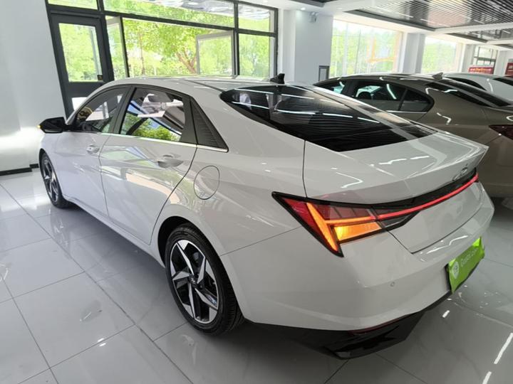 Elantra 2022 1.5L CVT LUX Premium photo 4