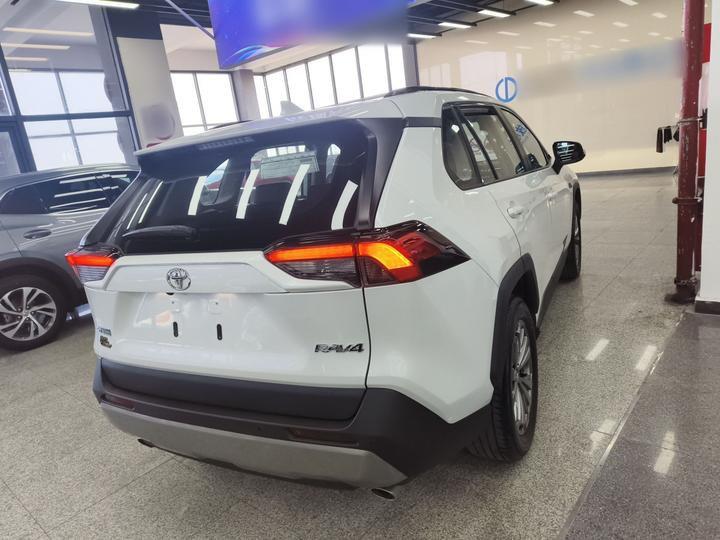 RAV4 2023 2.0L CVT RWD Plus photo 4