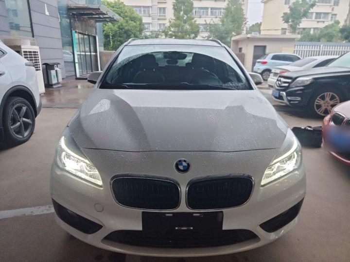 2 Series Wagon 2016 218i Leading photo 2
