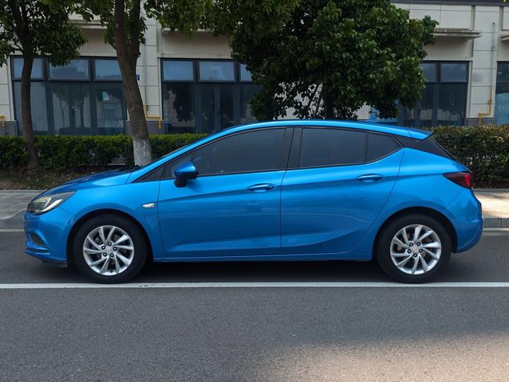 Verano 2016 Hatchback 15S AT Leading photo 4