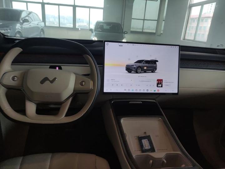 L90 2025 Ultra 6-Seater 60 photo 5
