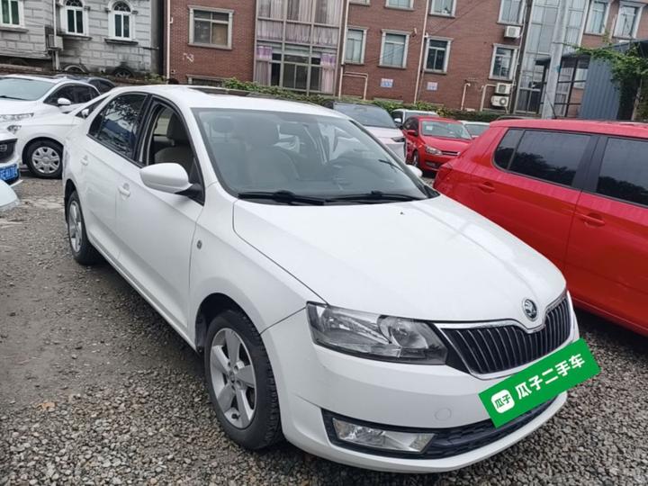 Rapid 2015 1.6L AT photo 3
