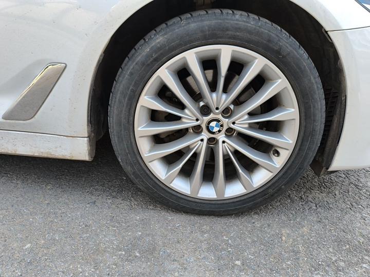 5 Series 2018 525Li Luxury photo 8