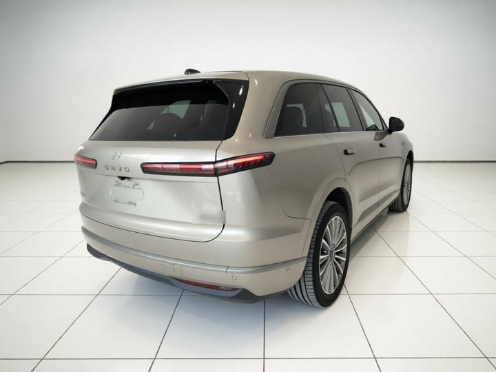 L90 2025 Ultra 6-Seater 60 photo 4