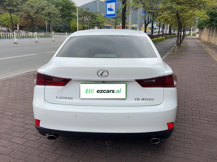 IS 2015 200t F SPORT photo 3