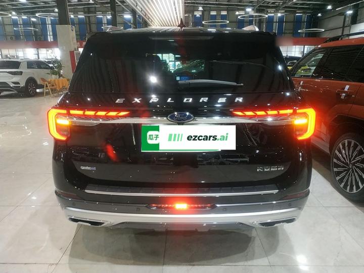 Explorer 2023 EcoBoost 285 AWD Titanium 6-Seater photo 3
